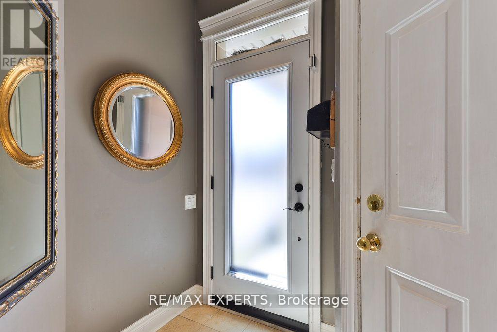 119 Westbury Court, Richmond Hill, Ontario  L4L 2S3 - Photo 3 - N12155309