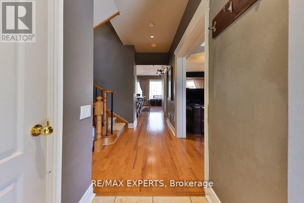 119 Westbury Court, Richmond Hill, Ontario  L4L 2S3 - Photo 4 - N12155309