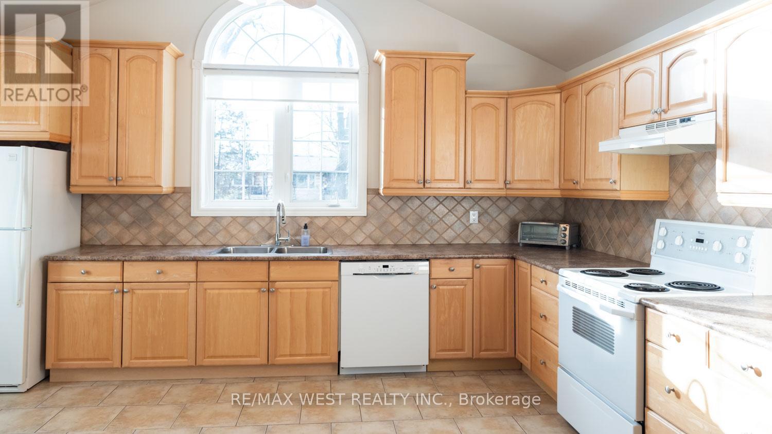 25 Norman Avenue, King, Ontario  L0G 1N0 - Photo 9 - N12063800