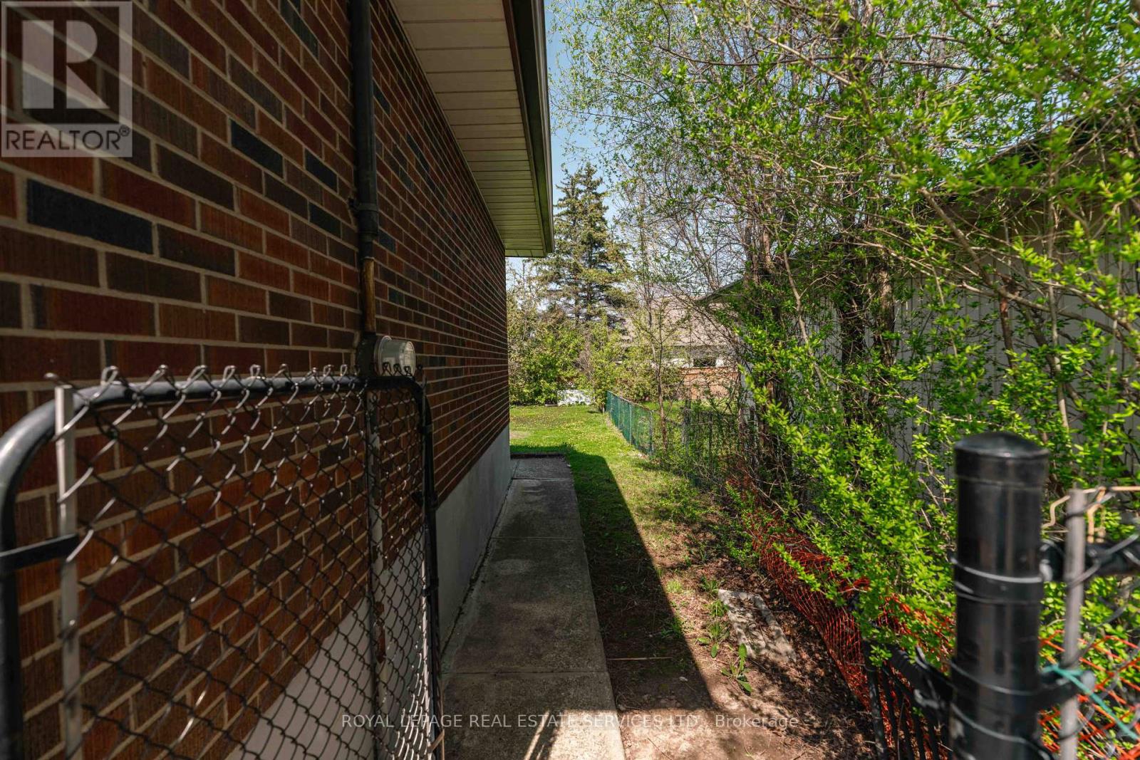 365 Sandhurst Drive, Oakville, Ontario  L6L 4L1 - Photo 17 - W12155292