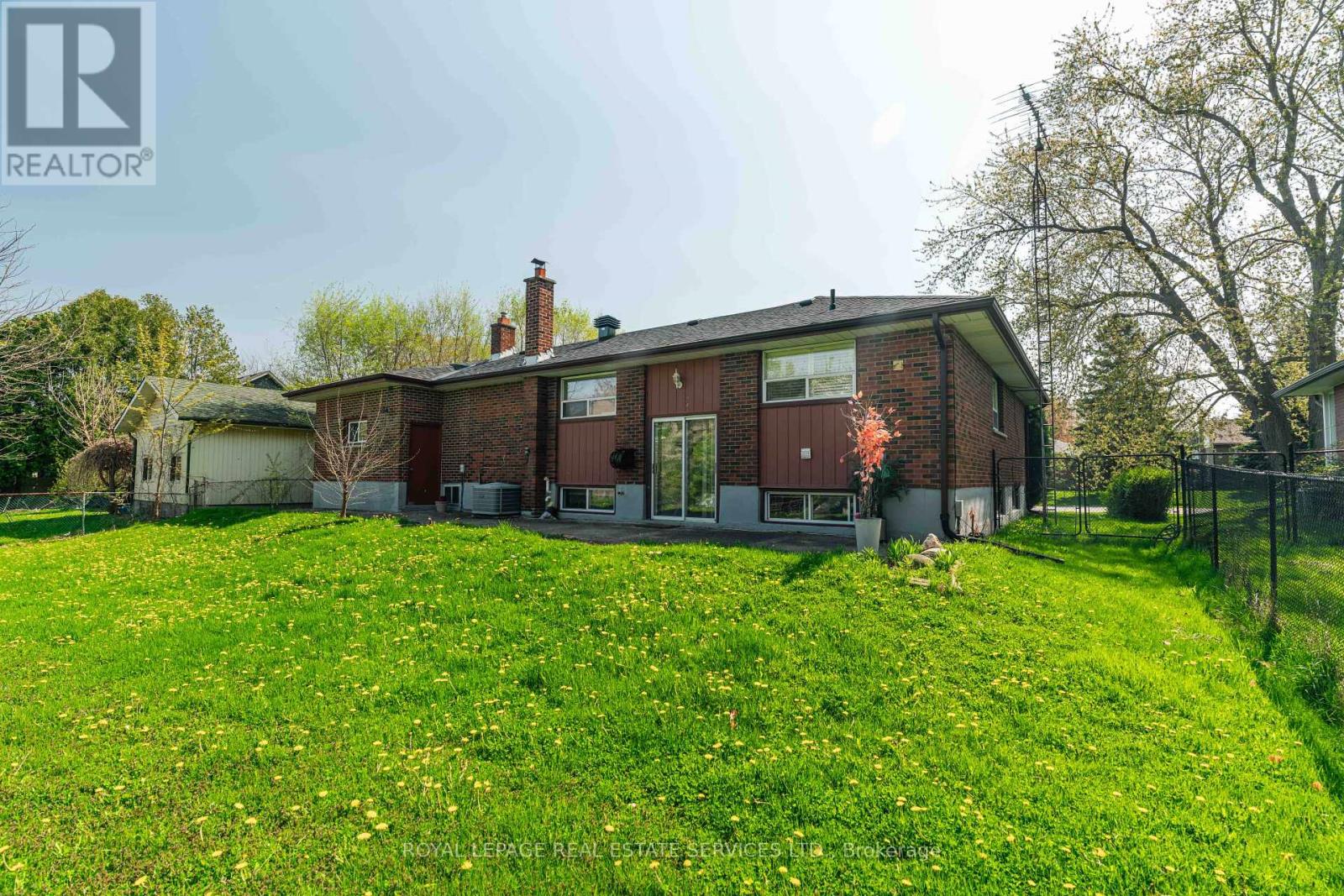 365 Sandhurst Drive, Oakville, Ontario  L6L 4L1 - Photo 19 - W12155292