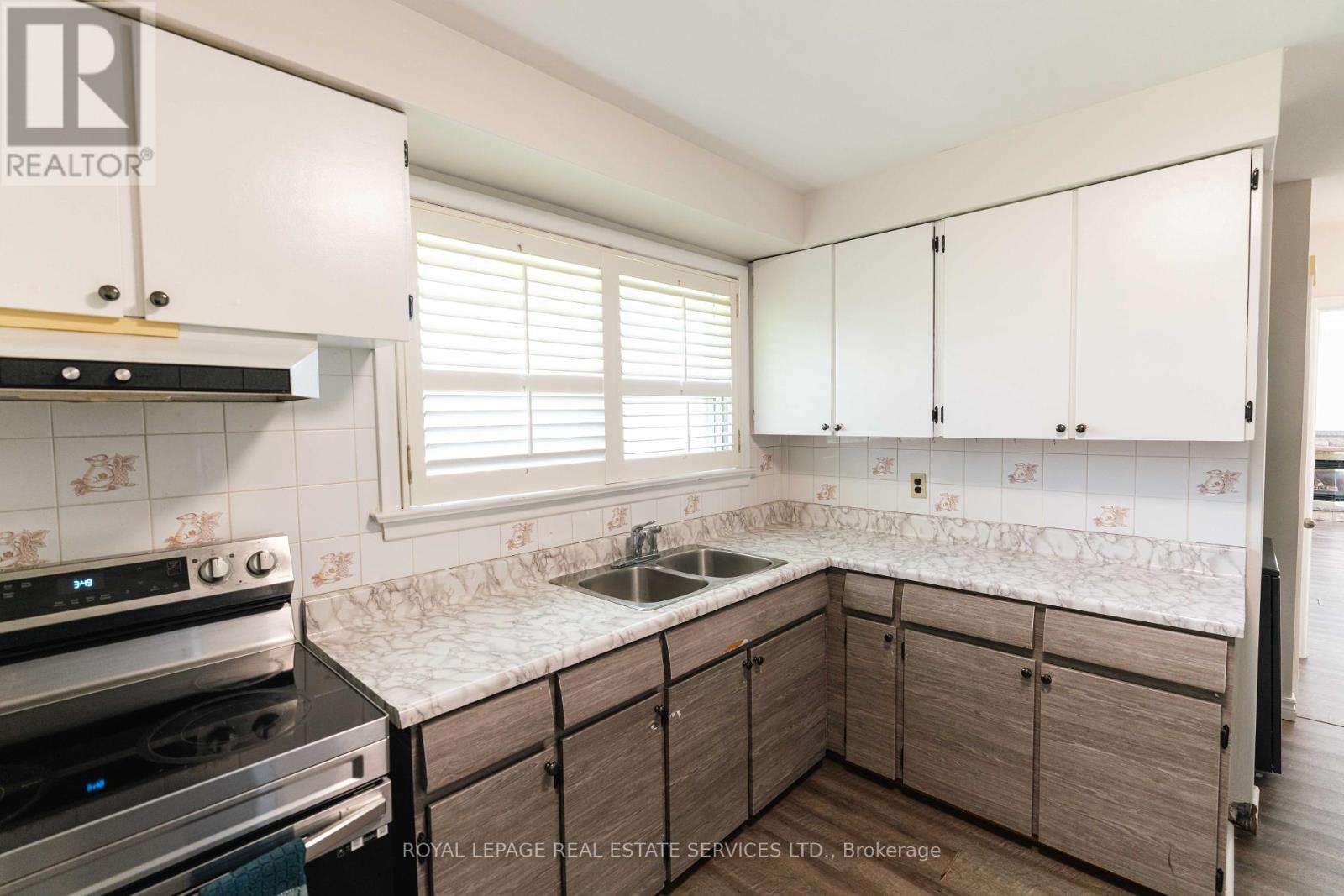 365 Sandhurst Drive, Oakville, Ontario  L6L 4L1 - Photo 2 - W12155292