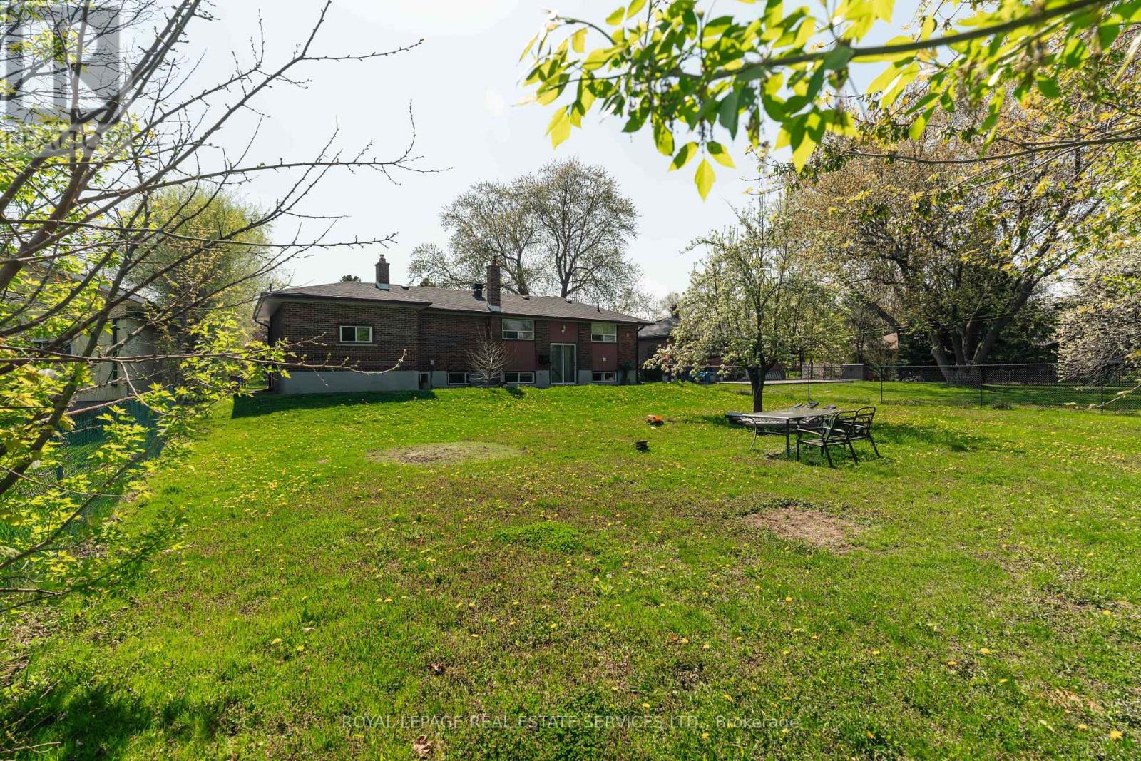365 Sandhurst Drive, Oakville, Ontario  L6L 4L1 - Photo 21 - W12155292