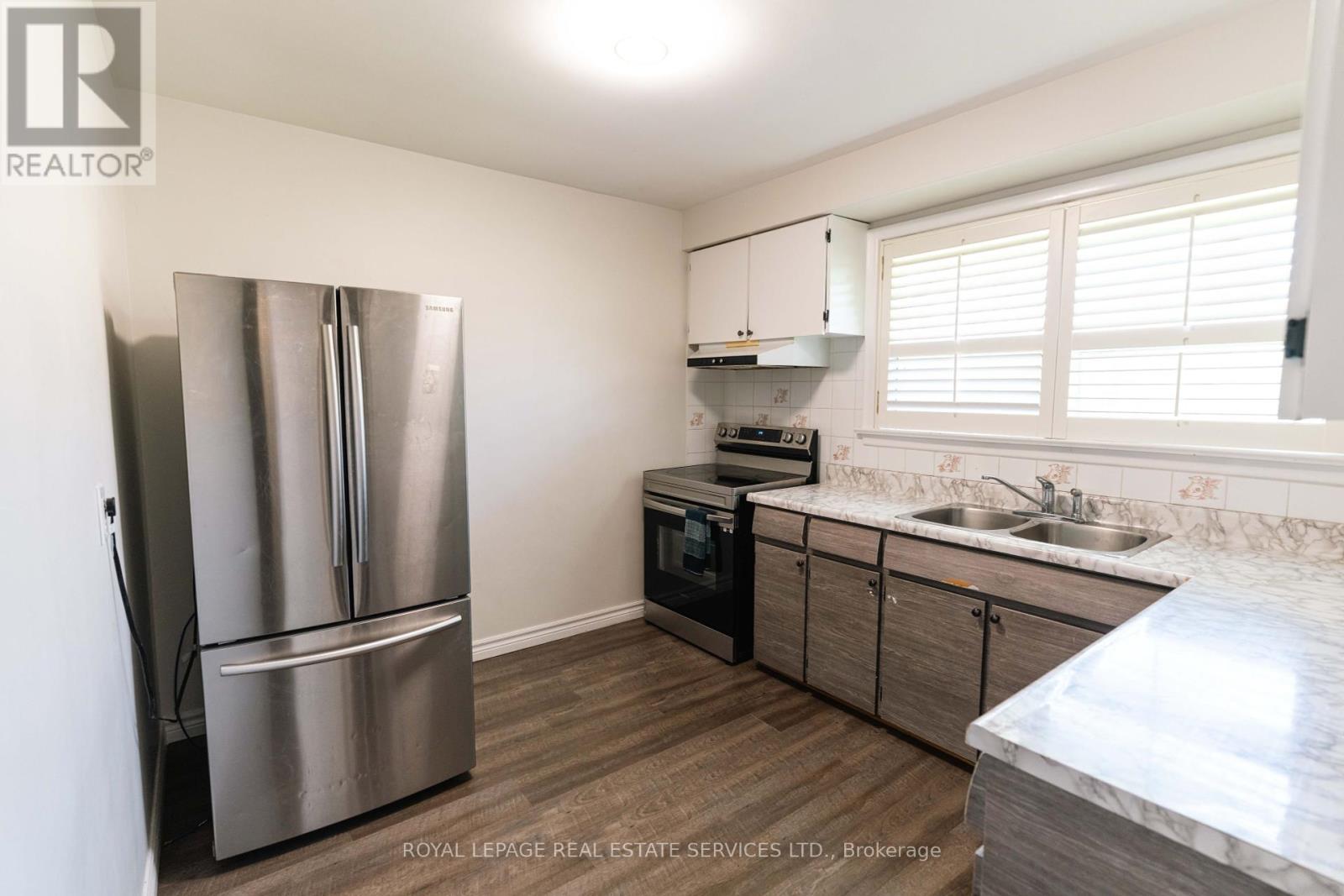 365 Sandhurst Drive, Oakville, Ontario  L6L 4L1 - Photo 4 - W12155292