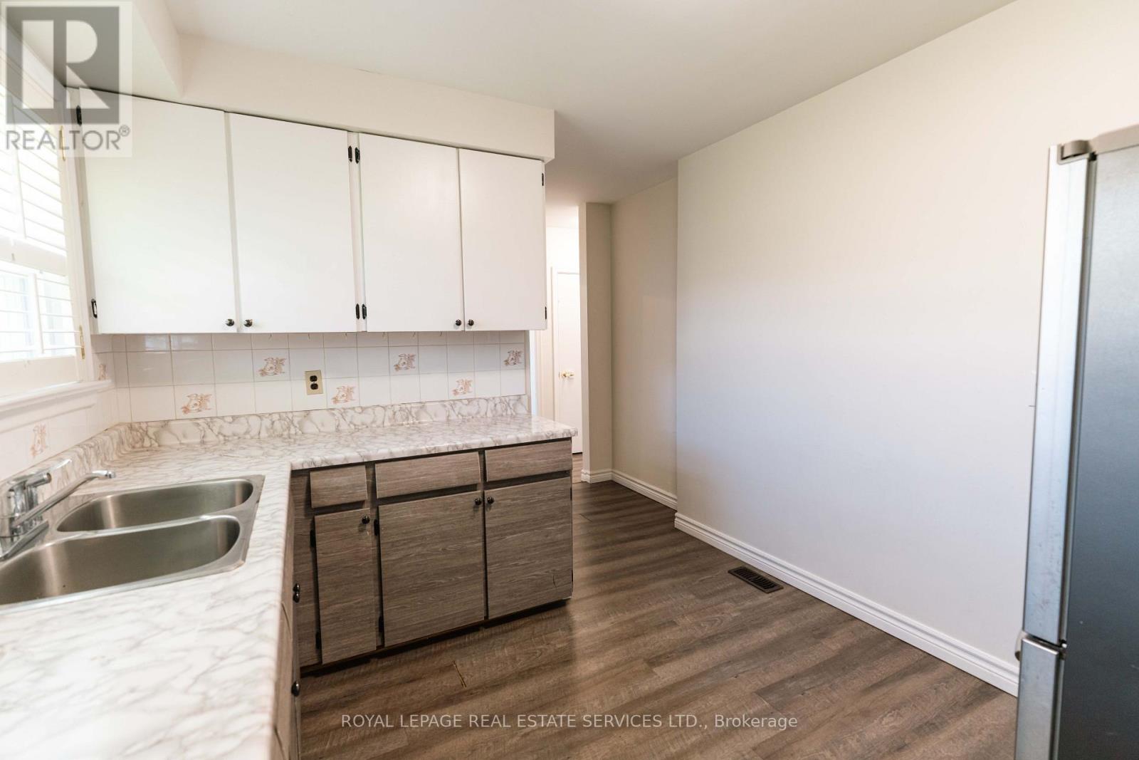 365 Sandhurst Drive, Oakville, Ontario  L6L 4L1 - Photo 5 - W12155292