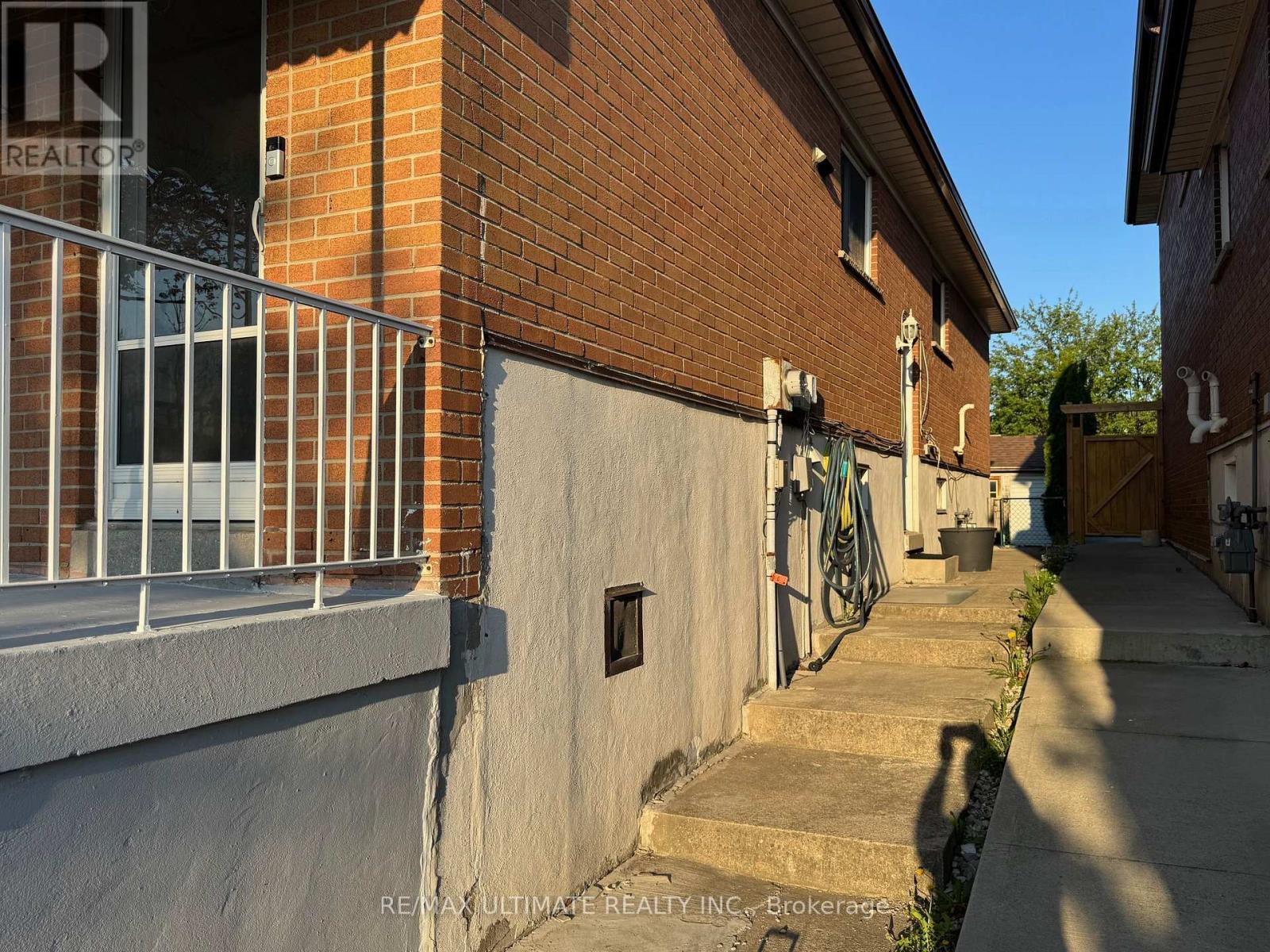 41 Clarion Road, Toronto, Ontario  M9R 3Y4 - Photo 3 - W12155305