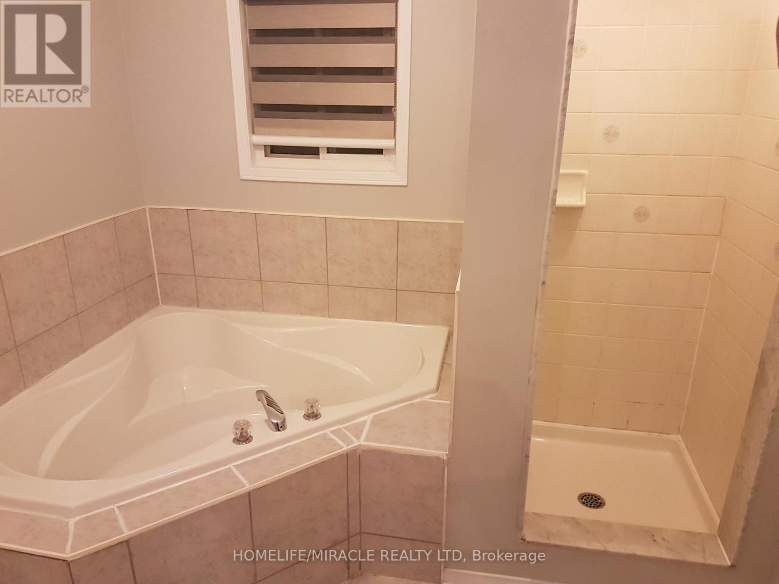 26 Roxton Crescent, Brampton, Ontario  L7A 2E7 - Photo 11 - W12155359