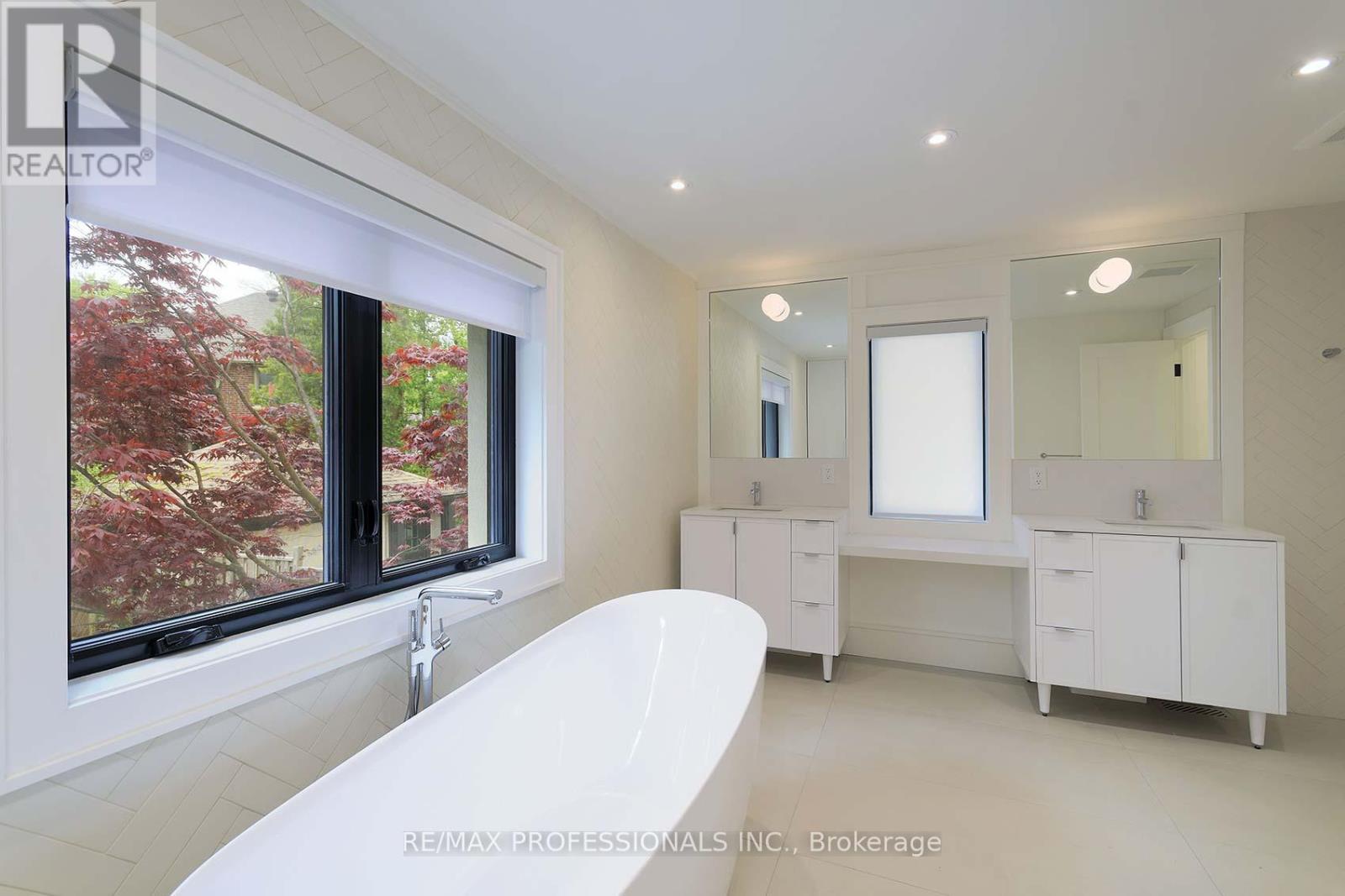 20 The Kingsway, Toronto, Ontario  M8X 2T1 - Photo 19 - W12155382