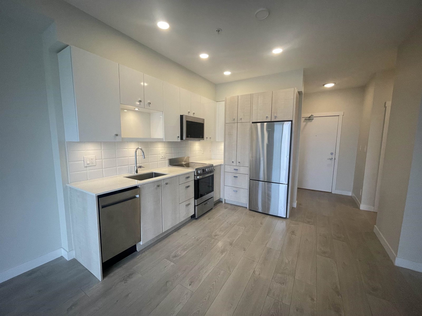 207 10838 Whalley Boulevard, Surrey, British Columbia  V3R 0G8 - Photo 2 - R3003389