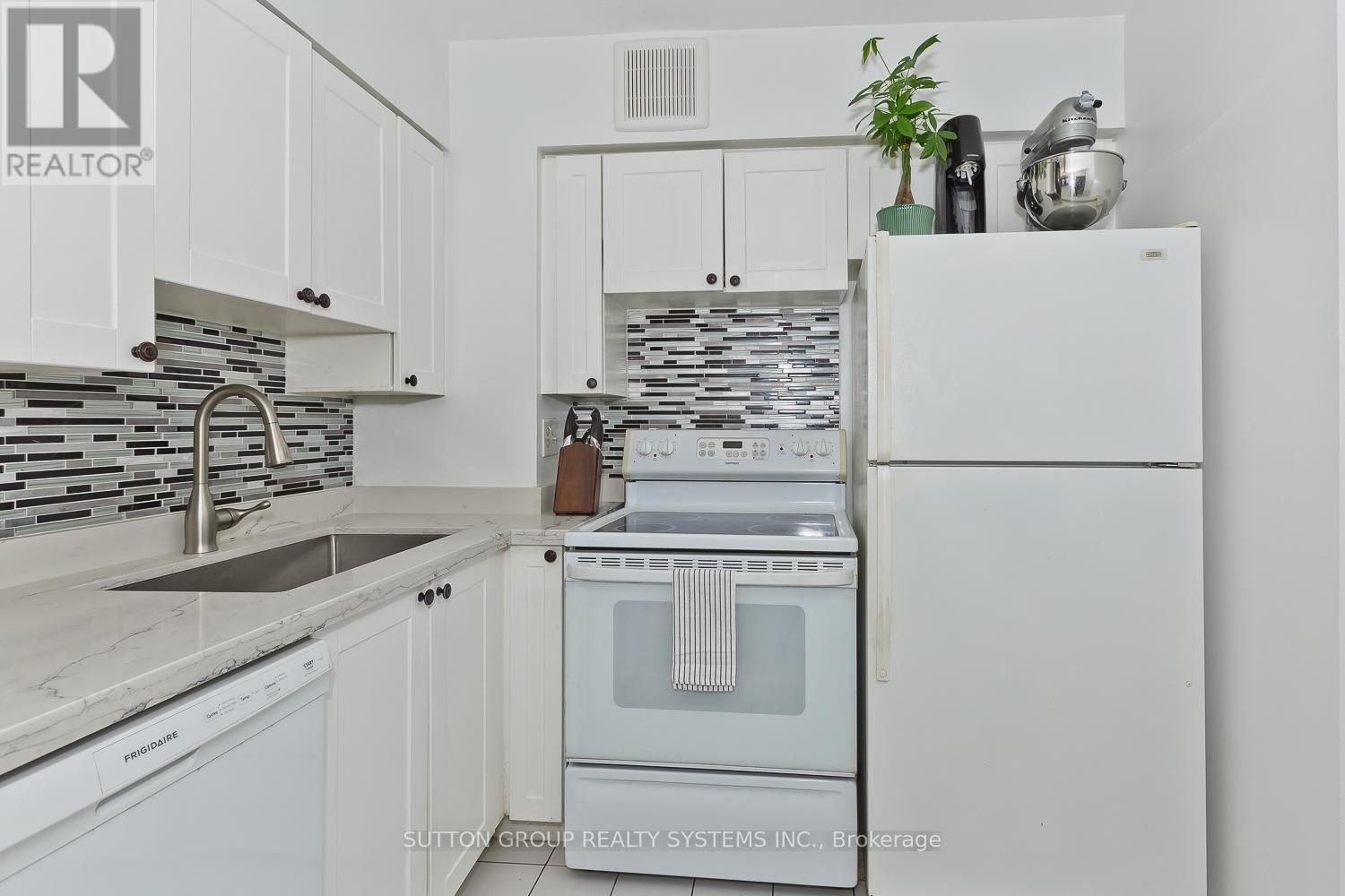 910 - 50 Kingsbridge Garden Circle, Mississauga, Ontario  L5R 1Y2 - Photo 6 - W12155471