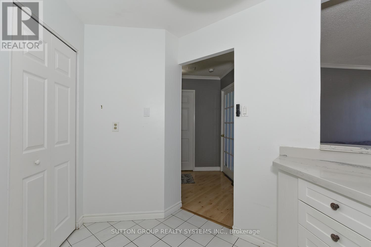 910 - 50 Kingsbridge Garden Circle, Mississauga, Ontario  L5R 1Y2 - Photo 9 - W12155471