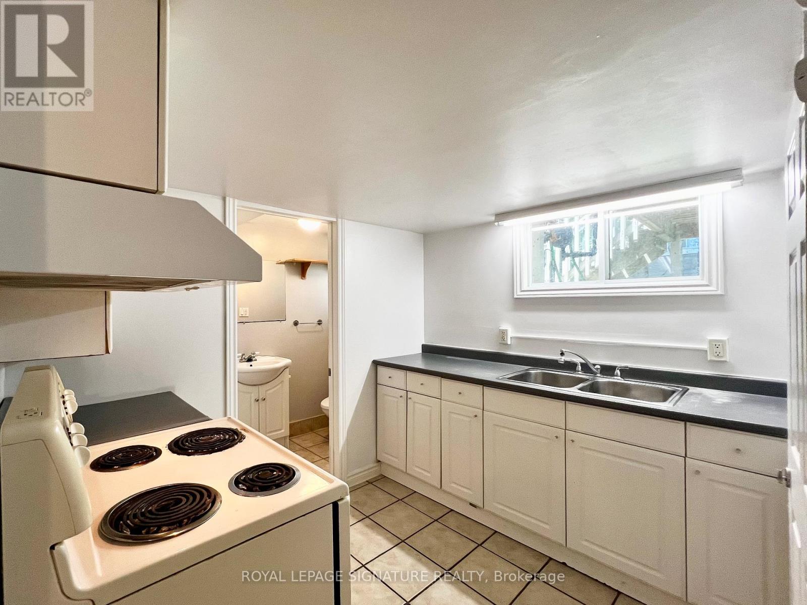 194 Cedarbrae Avenue, Waterloo, Ontario  N2L 4S5 - Photo 24 - X12155430