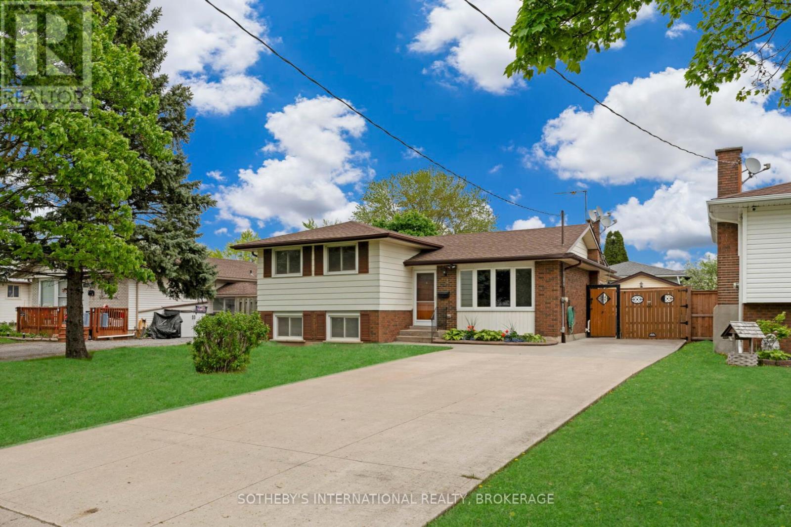 4 Huntley Crescent, St. Catharines (Carlton/bunting), Ontario  L2M 6E5 - Photo 1 - X12155557