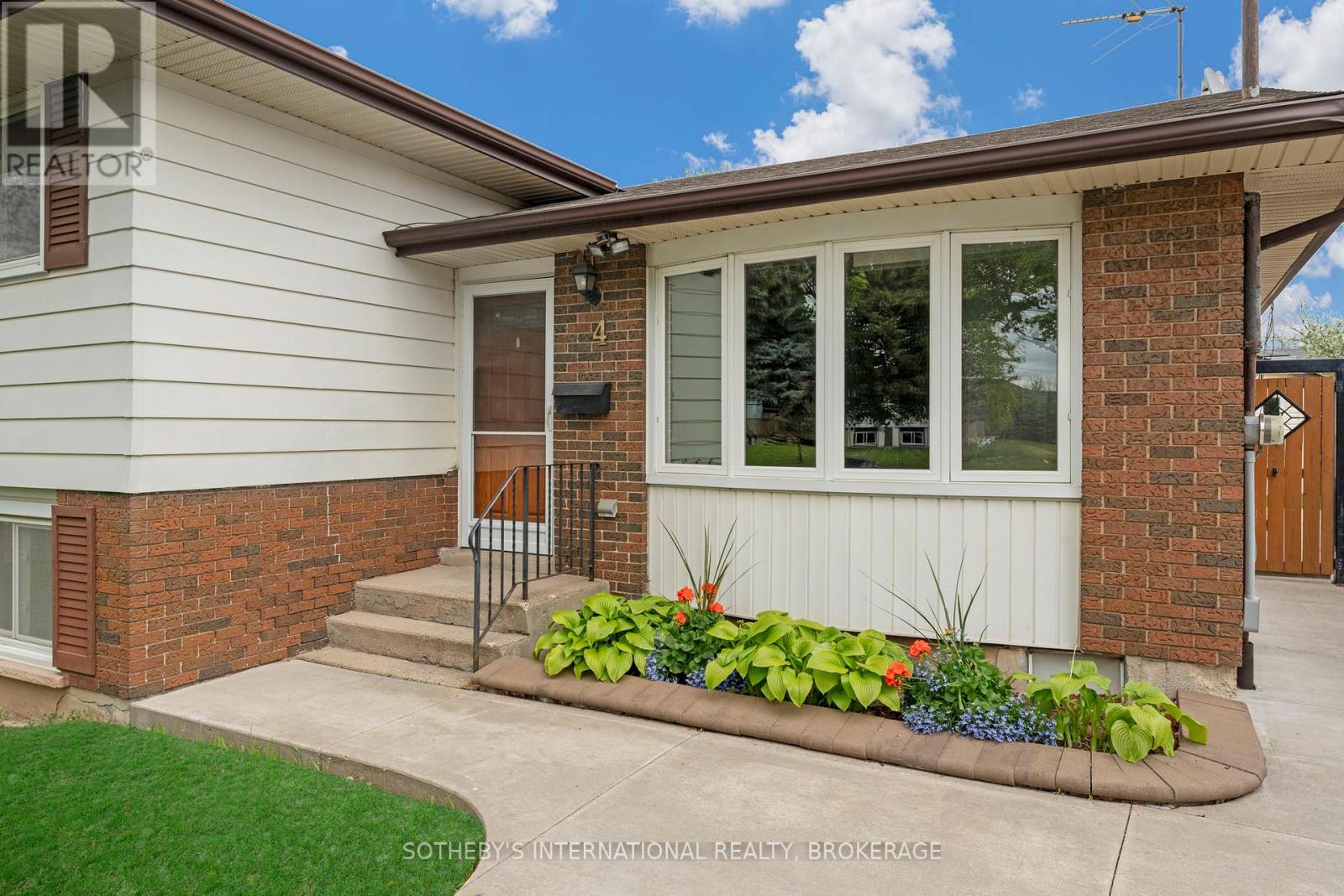 4 Huntley Crescent, St. Catharines (Carlton/bunting), Ontario  L2M 6E5 - Photo 2 - X12155557