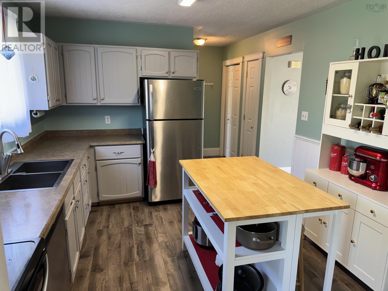 Property at 229 Munroe Avenue image 4