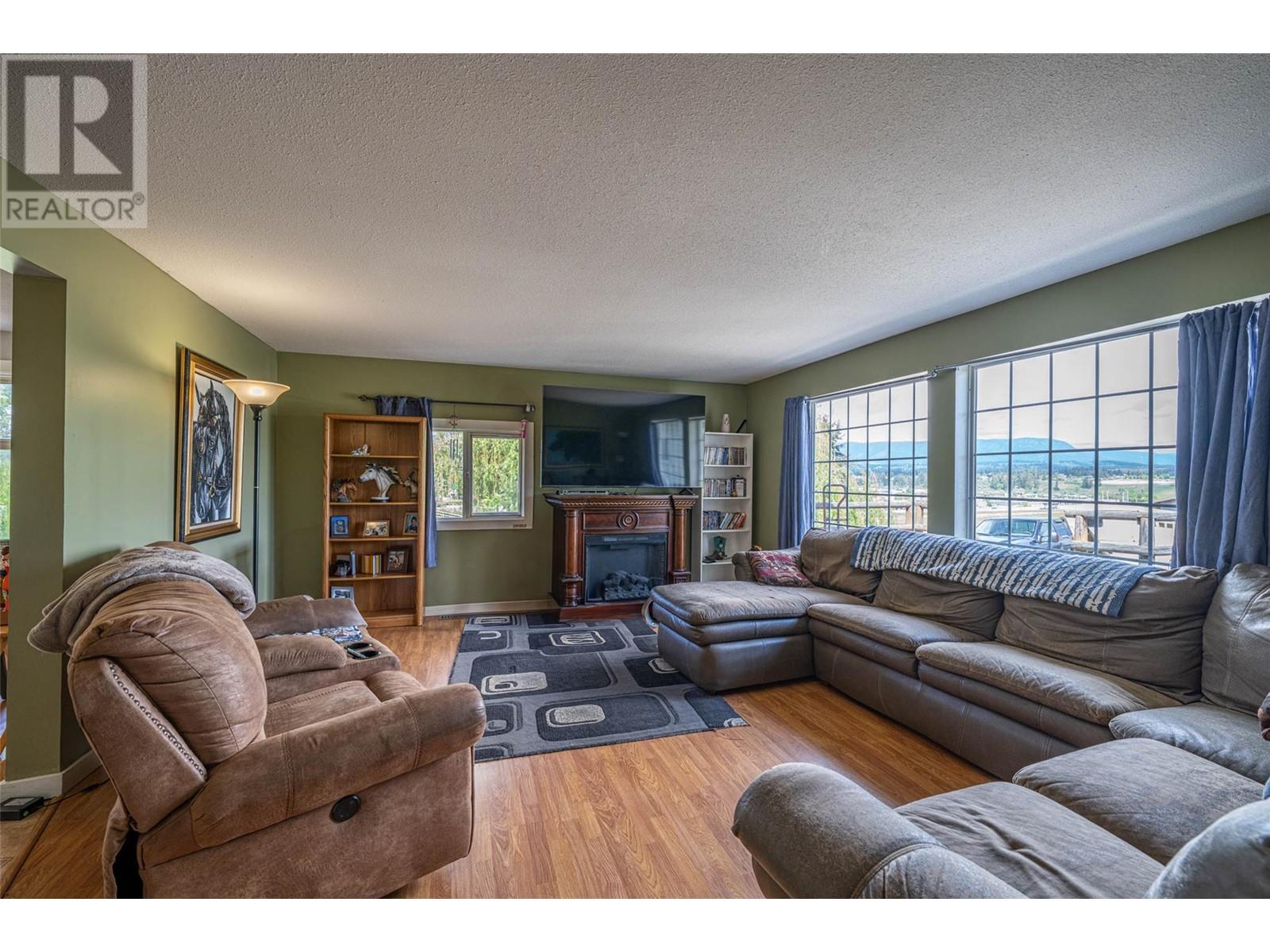 1956 Rosedale E Avenue, Armstrong, British Columbia  V4Y 0P1 - Photo 3 - 10348099