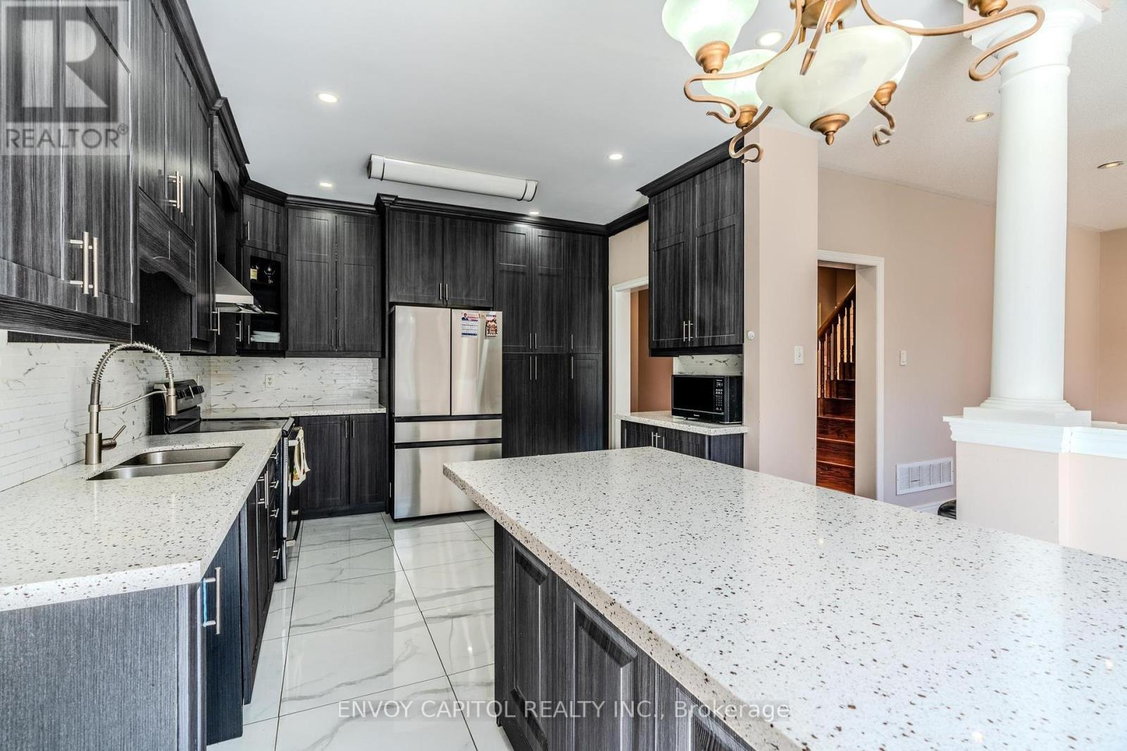 6 Sparkling Place, Brampton (Sandringham-Wellington), Ontario  L6R 2W9 - Photo 5 - W12155486