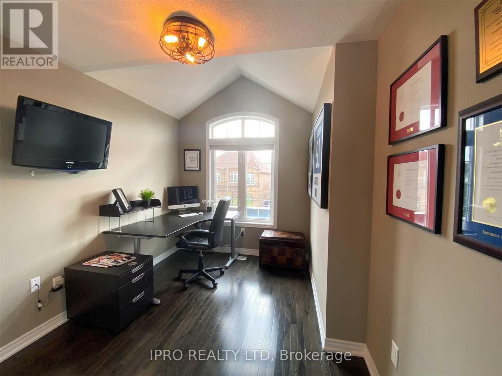 38 Wasaga Road, Brampton, Ontario  L6X 3B1 - Photo 14 - W12155536