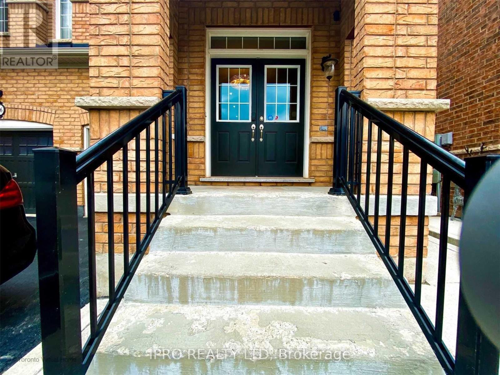 38 Wasaga Road, Brampton, Ontario  L6X 3B1 - Photo 2 - W12155536