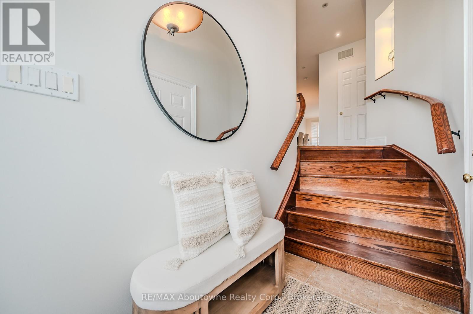 2946 Singleton Common, Burlington, Ontario  L7M 0B4 - Photo 3 - W12155573