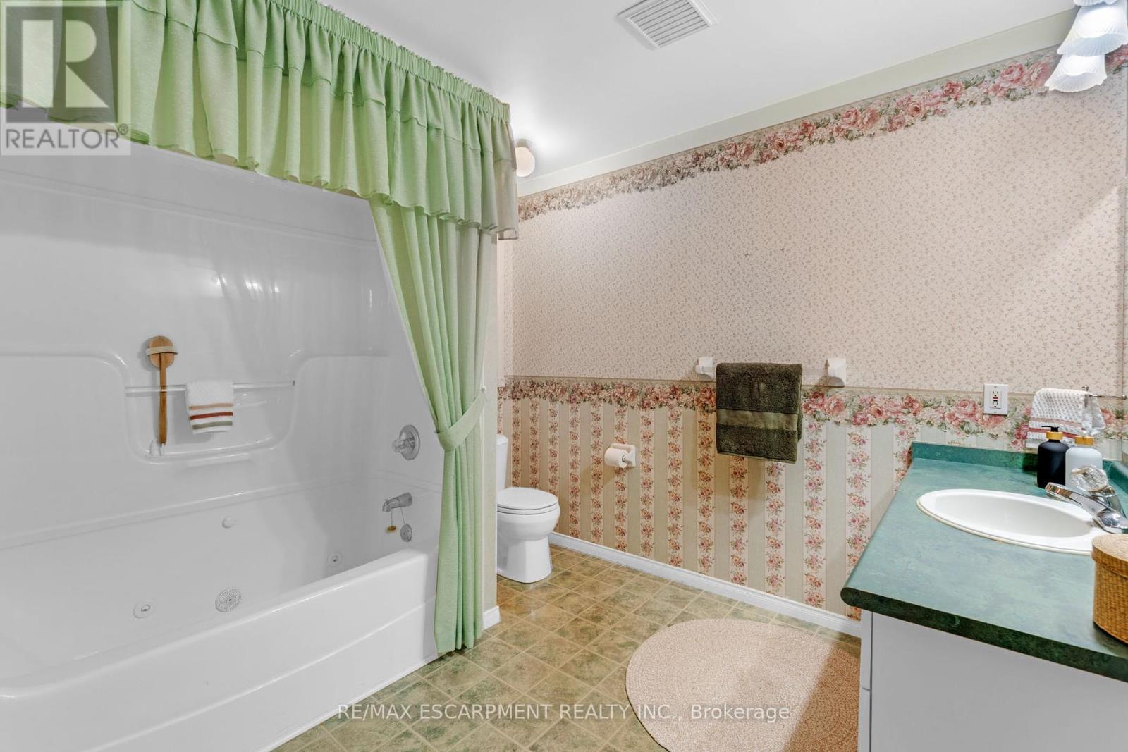 6 Village Drive, West Lincoln, Ontario  L0R 2A0 - Photo 21 - X12155518