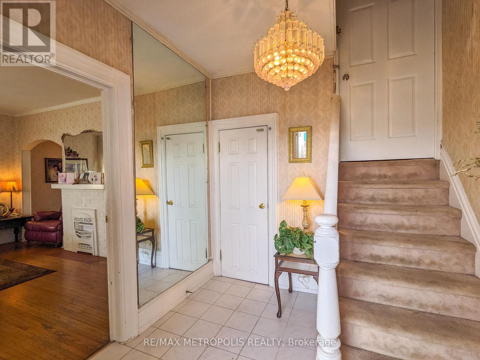 Property at 529 CHRISTINA STREET N image 5