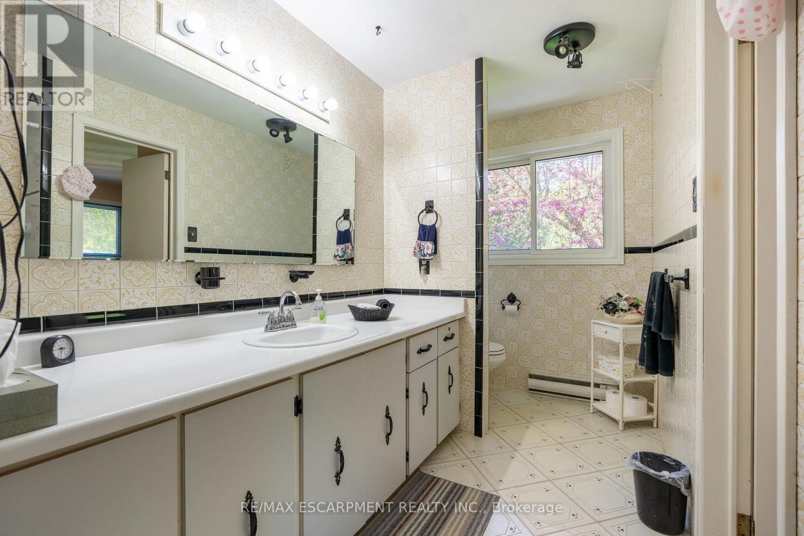 1215 Derry Road, Milton, Ontario  L0P 1B0 - Photo 20 - W12155626