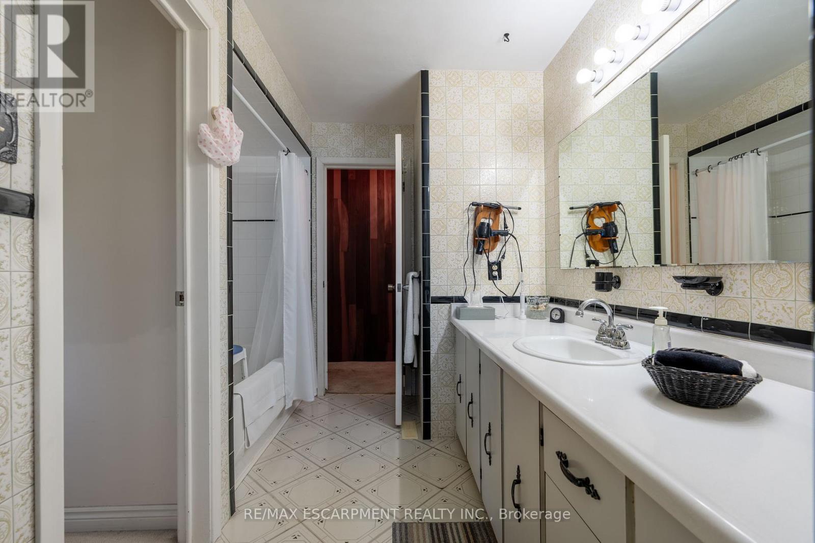 1215 Derry Road, Milton, Ontario  L0P 1B0 - Photo 21 - W12155626