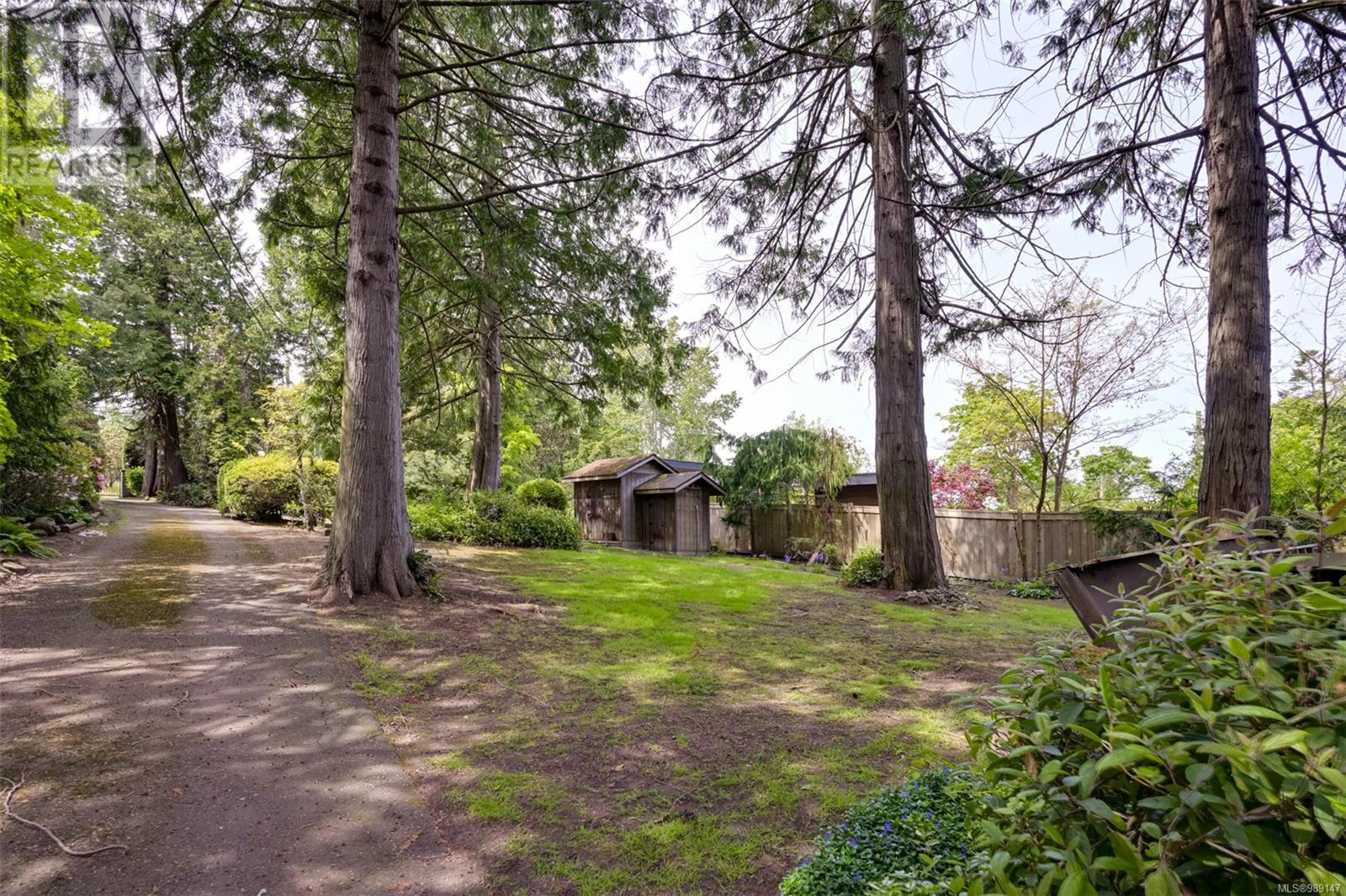 8441 Lochside Dr, Central Saanich, British Columbia  V8M 1T9 - Photo 12 - 989147