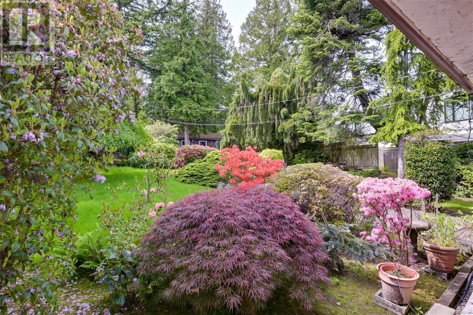 8441 Lochside Dr, Central Saanich, British Columbia  V8M 1T9 - Photo 19 - 989147