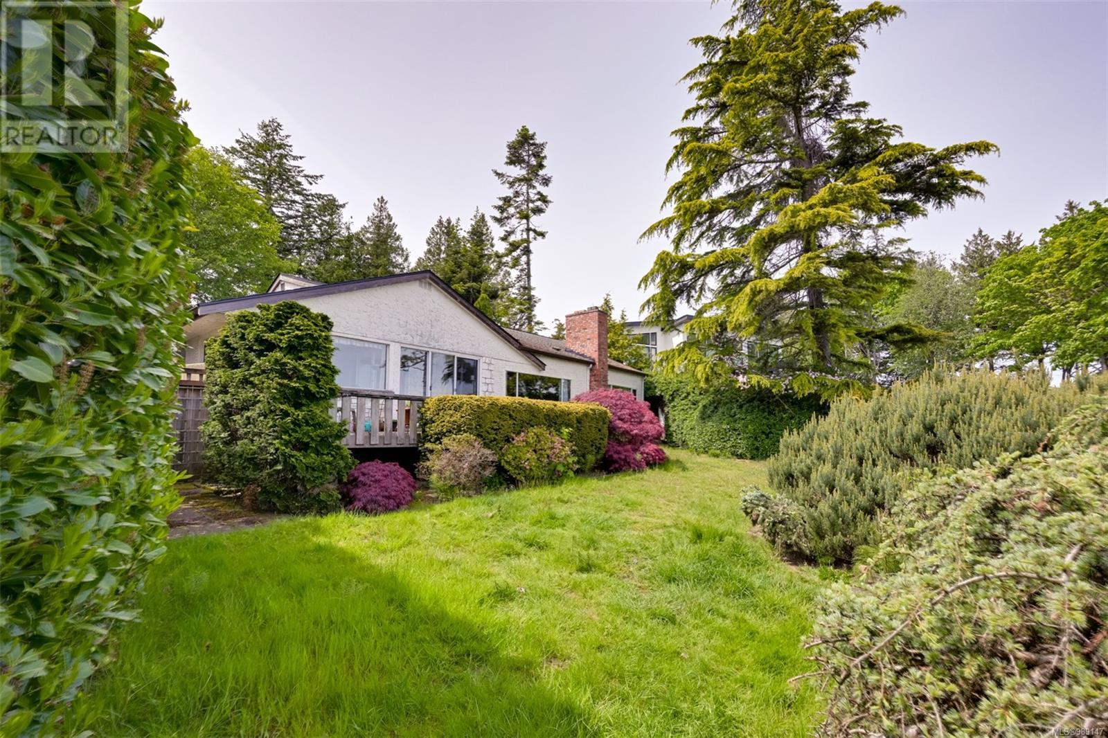 8441 Lochside Dr, Central Saanich, British Columbia  V8M 1T9 - Photo 23 - 989147