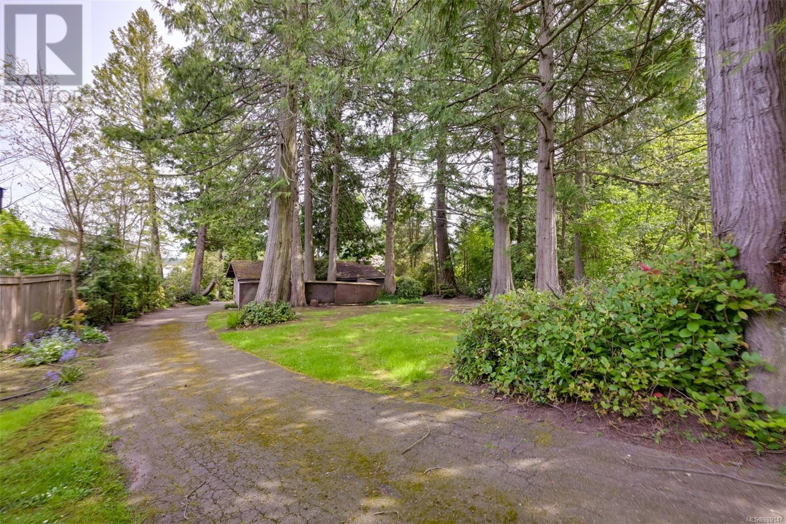 8441 Lochside Dr, Central Saanich, British Columbia  V8M 1T9 - Photo 8 - 989147
