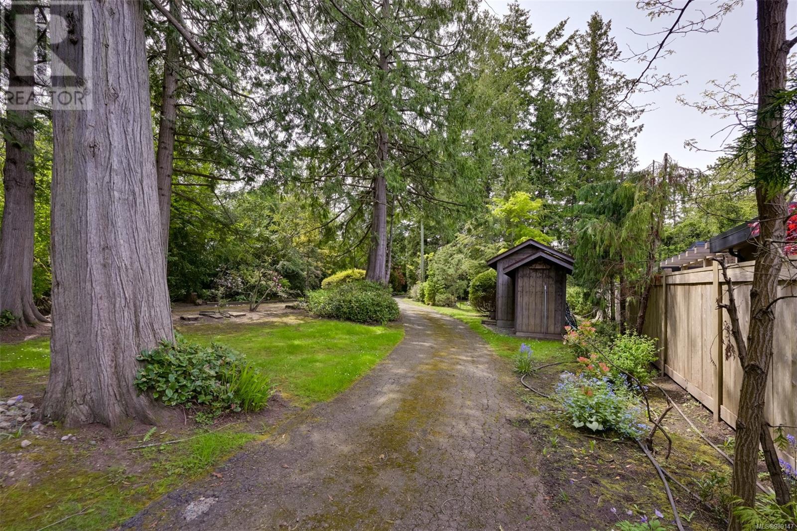 8441 Lochside Dr, Central Saanich, British Columbia  V8M 1T9 - Photo 37 - 989147