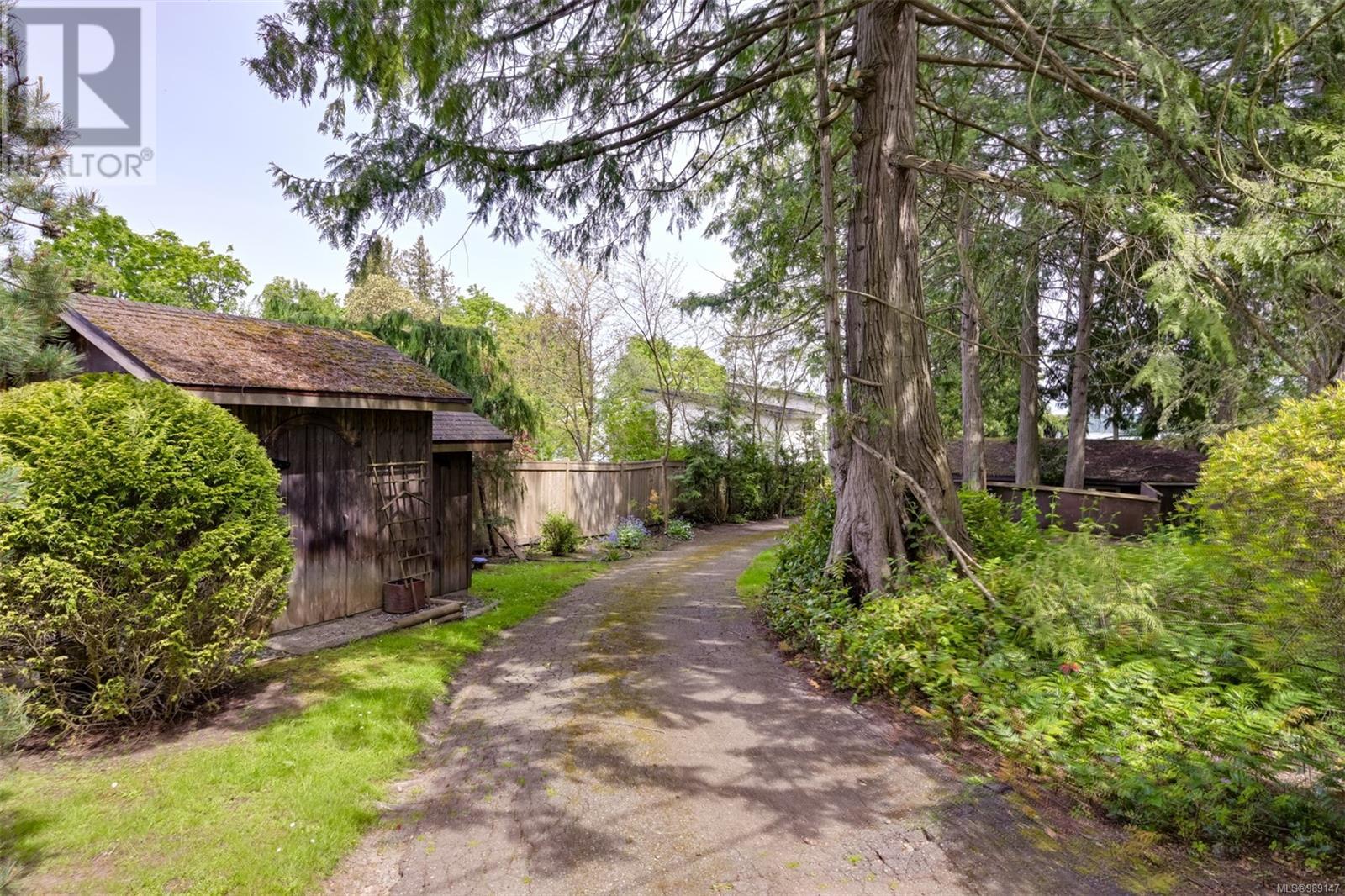8441 Lochside Dr, Central Saanich, British Columbia  V8M 1T9 - Photo 38 - 989147