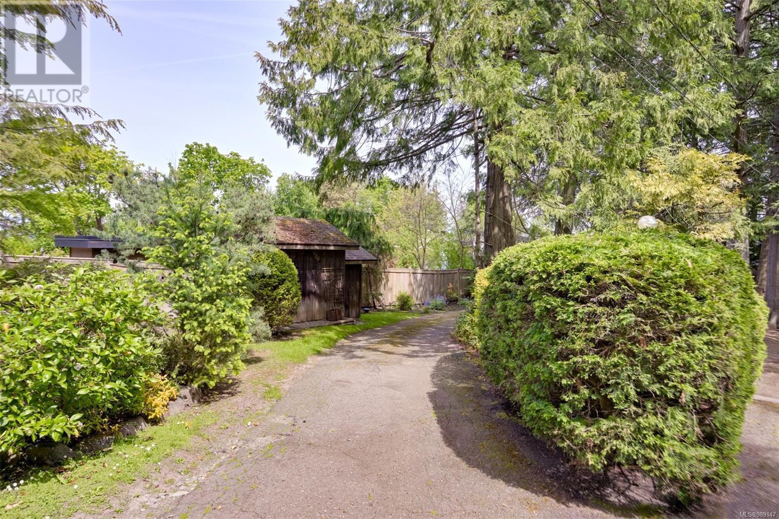 8441 Lochside Dr, Central Saanich, British Columbia  V8M 1T9 - Photo 9 - 989147