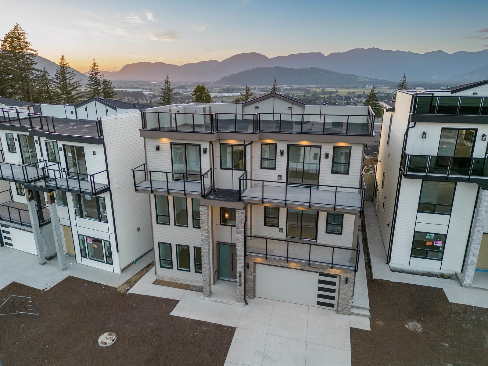 46113 Crestview Drive, Promontory, Chilliwack, British Columbia  V2R 6G4 - Photo 2 - R2814391