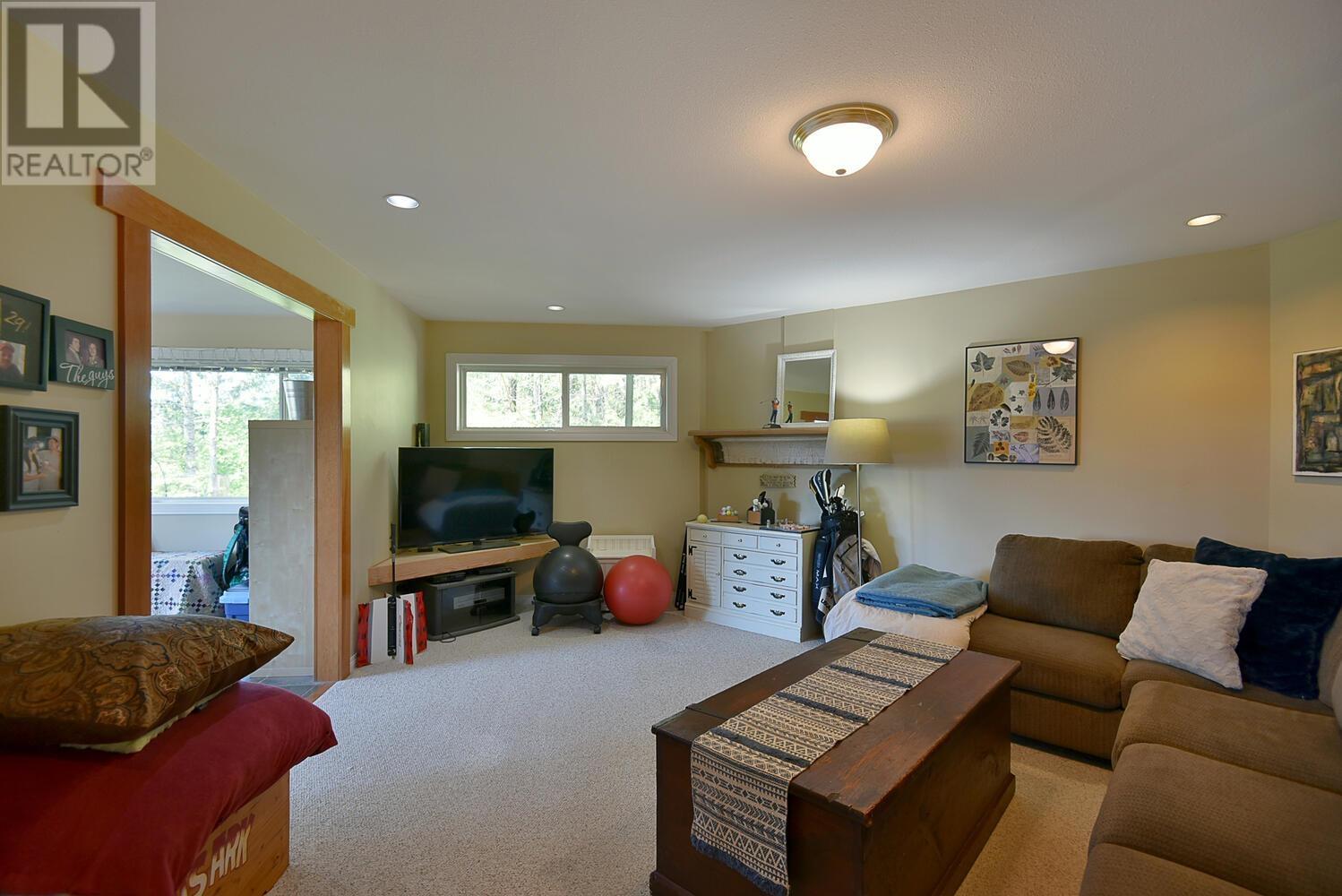 8852 Redrooffs Road, Halfmoon Bay, British Columbia  V7Z 1B2 - Photo 18 - R3003935
