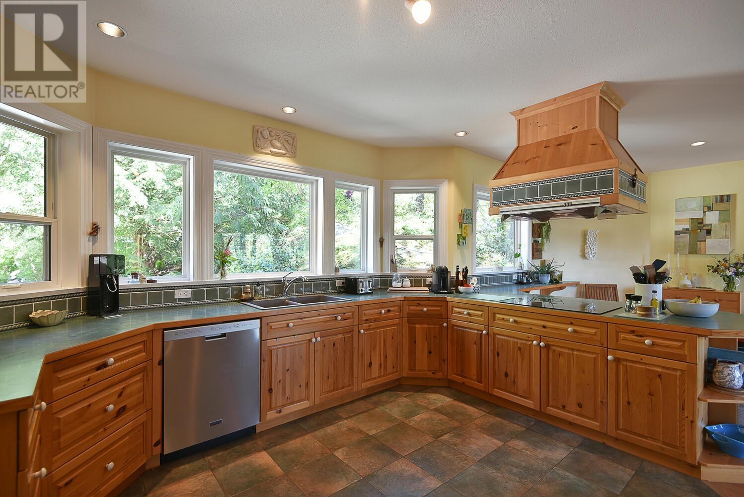 8852 Redrooffs Road, Halfmoon Bay, British Columbia  V7Z 1B2 - Photo 6 - R3003935