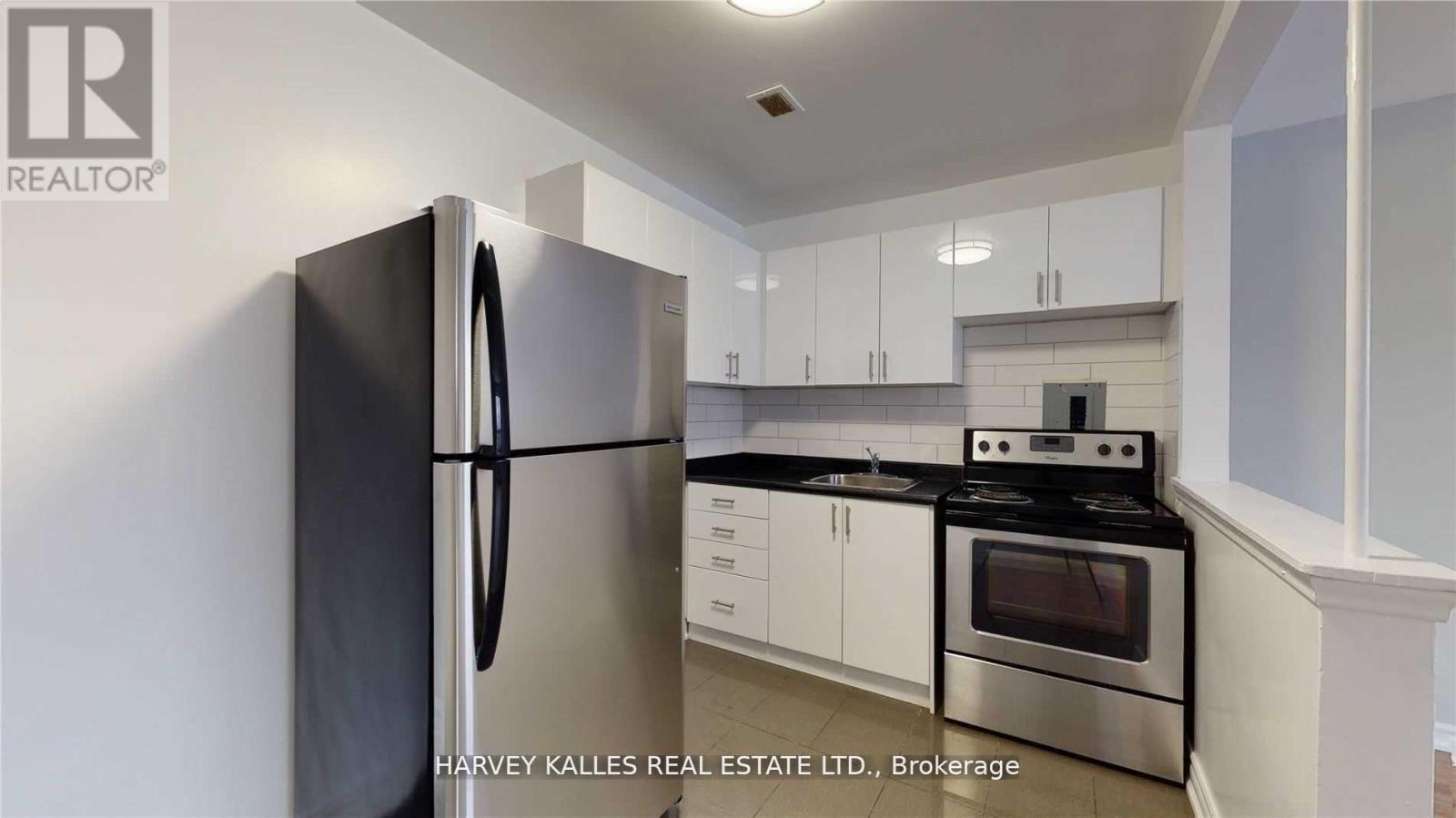 B7 - 4 Greentree Court, Toronto, Ontario  M6M 2A5 - Photo 5 - W12155683
