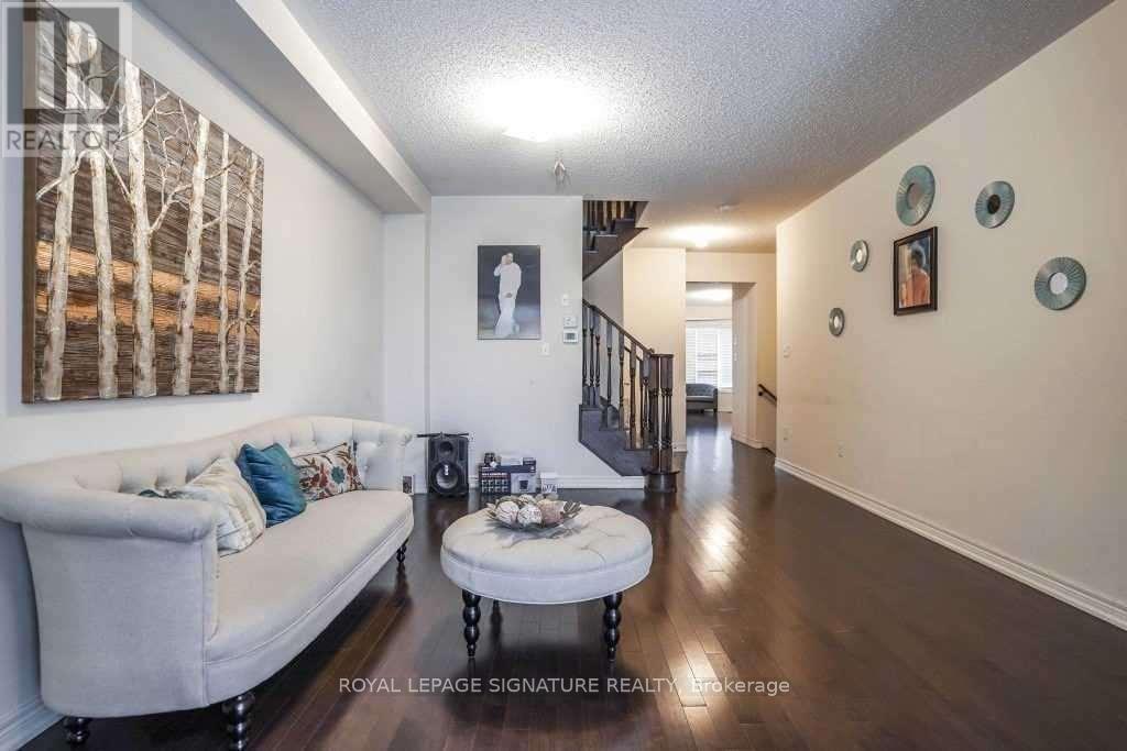 90 Christian Ritter Drive, Markham, Ontario  L6C 0B2 - Photo 4 - N12153718