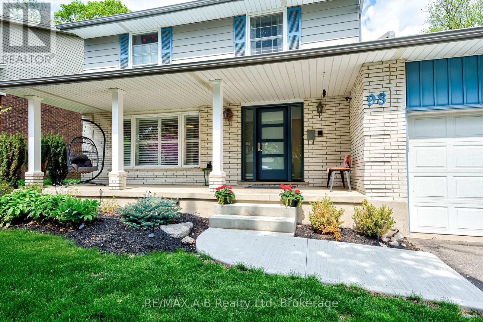 98 Mccarron Crescent, Waterloo, Ontario  N2L 5N2 - Photo 4 - X12155709