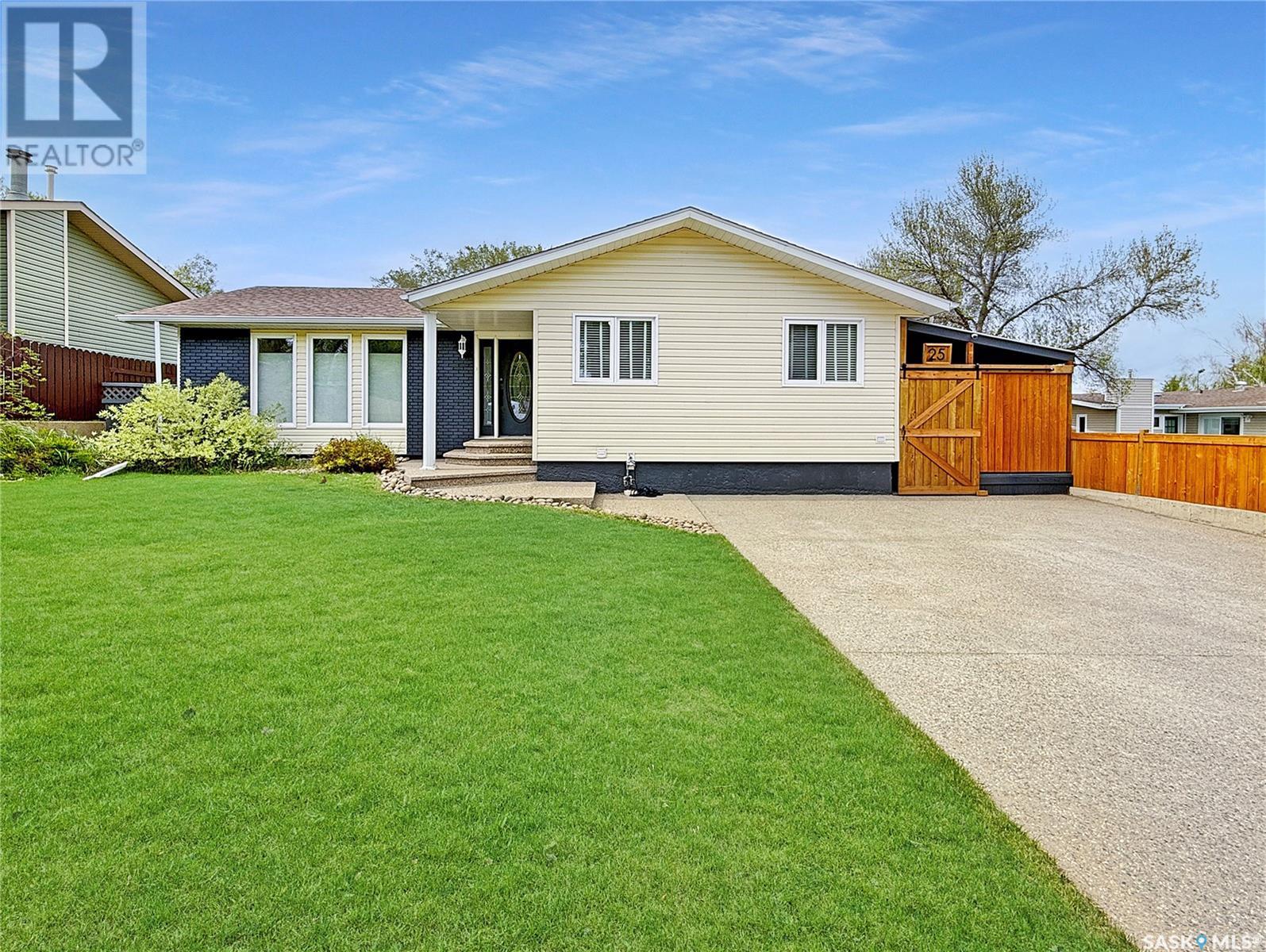 Property at 25 Burke CRESCENT image 1