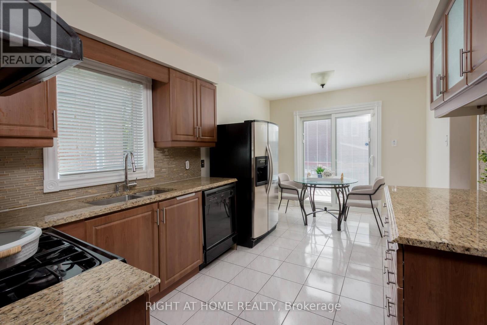 1532 Roseway Drive, Mississauga, Ontario  L5M 5M6 - Photo 13 - W12155732