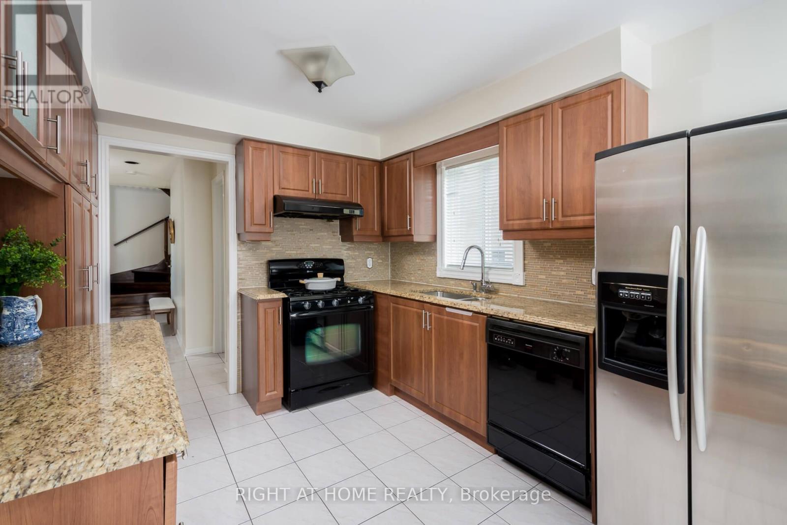 1532 Roseway Drive, Mississauga, Ontario  L5M 5M6 - Photo 14 - W12155732