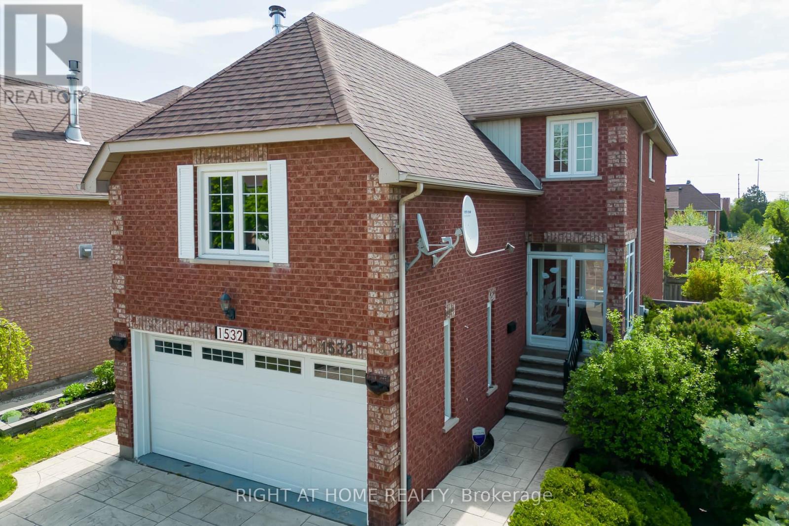 1532 Roseway Drive, Mississauga, Ontario  L5M 5M6 - Photo 3 - W12155732