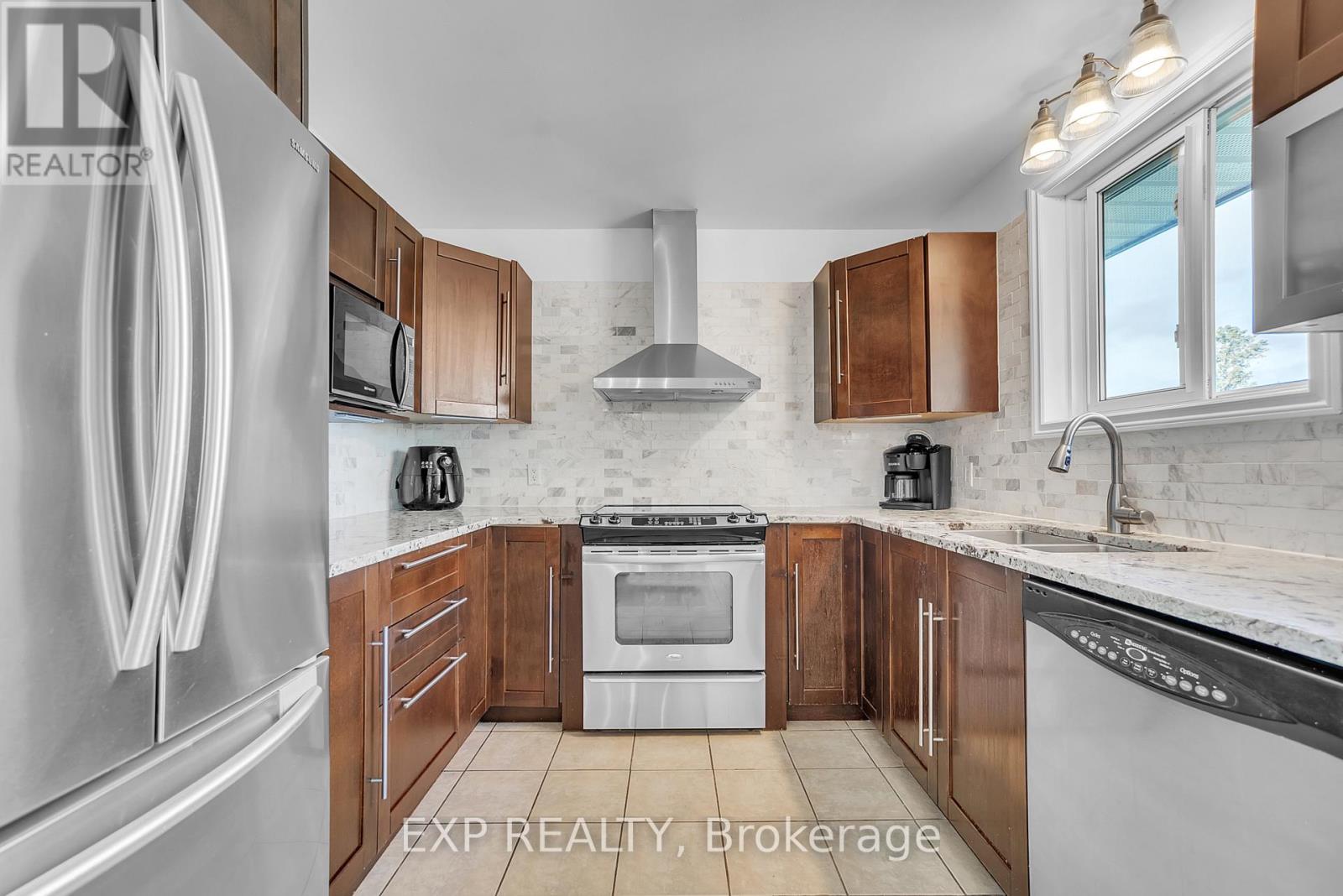 Property at 390 DUNDAS STREET W image 5