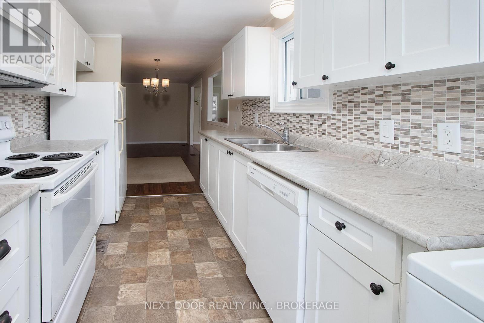 195 Pebble Beach Parkway, South Huron (Stephen Twp), Ontario  N0M 1T0 - Photo 9 - X12155763