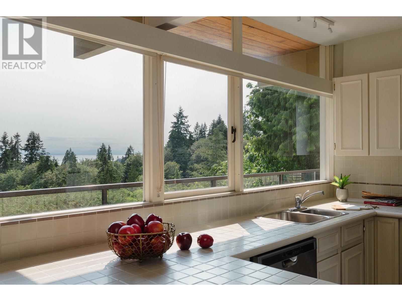 2750 Rosebery Avenue, West Vancouver, British Columbia  V7V 3A2 - Photo 14 - R3003996