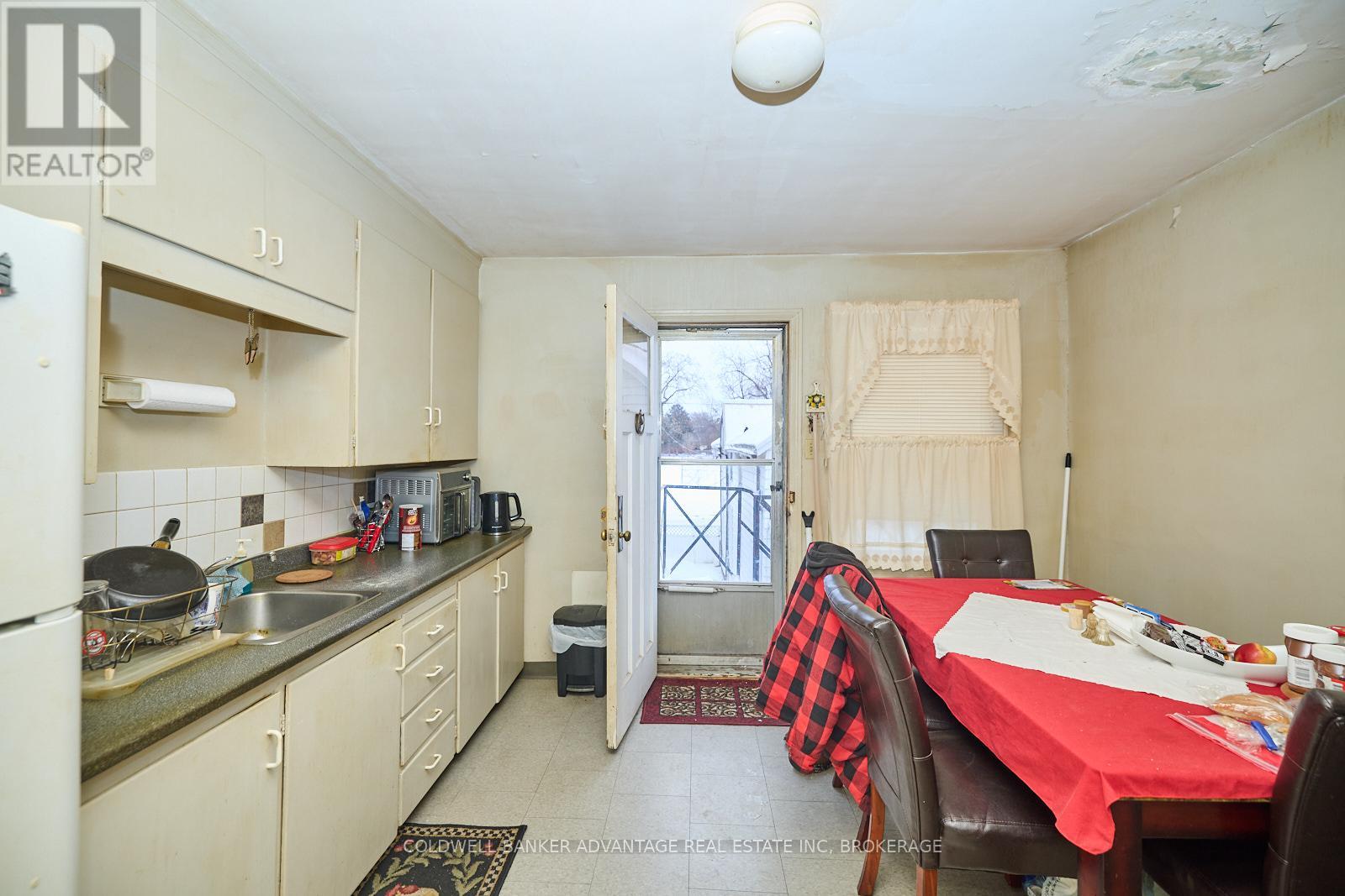 175 Pleasant Avenue E, St. Catharines, Ontario  L2R 1Y6 - Photo 9 - X12147832