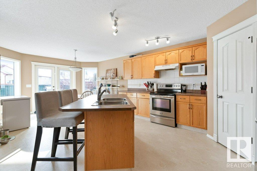 Property at 10 Westwood LN image 4
